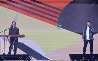 施孝荣28岁长髮帅儿「美貌」曝光 父子互尬唱功结果…