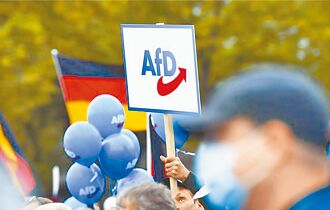 等在台湾门口的右派革命