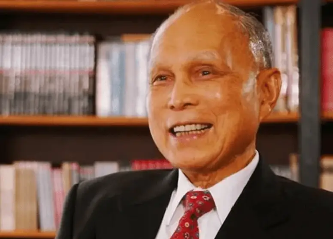 香港企业家霍英东被中共奉为上宾，称他是「杰出的社会活动家、着名爱国人士、香港知名实业家、中国共产党的亲密朋友」。（图／搜狐网）