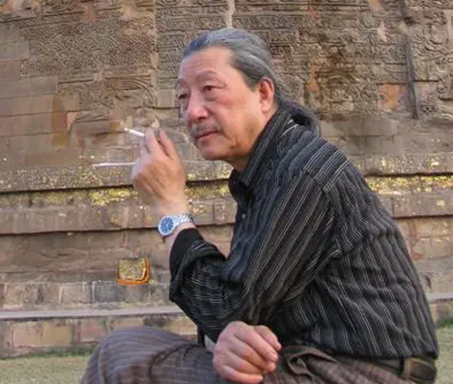 北京首都机场壁画是多人合力创作，其中以《泼水节——生命的讚歌》为主题的壁画是袁运生（图）规划制作，画作里的裸女沐浴图引起极大争议。（图／搜狐网）