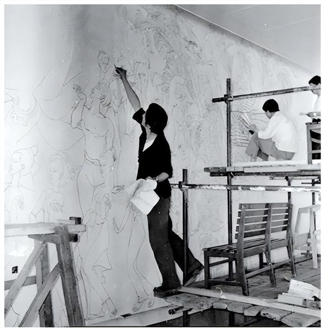 1979年首都机场壁画工作现场。（图／凤凰网）