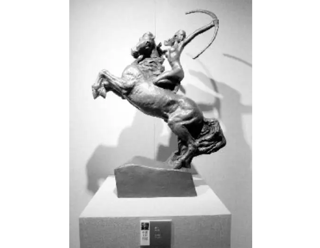 广州雕塑家唐大禧在1979年创作了着名雕塑《猛士》，也因为雕像是裸露女性而被禁，直到1987年才获准公开展出。（图／搜狐网）