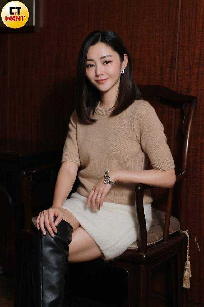 卫诗雅拍《破地狱》挑战高难度仪式，火花掉下来头髮被烧焦差点就破相。（图／杨澍摄）