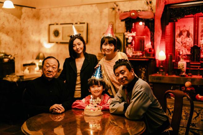 卫诗雅（左二）在《破·地狱》中与饰演不懂说爱的父亲许冠文（左一）长年来都沟通不良。（图／华映提供）