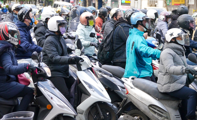 一名男大生发文寻找保暖的外套，网友除了推荐羽绒衣之外，也有一票人点名「麵包外套」便宜又保暖。（本报资料照片）