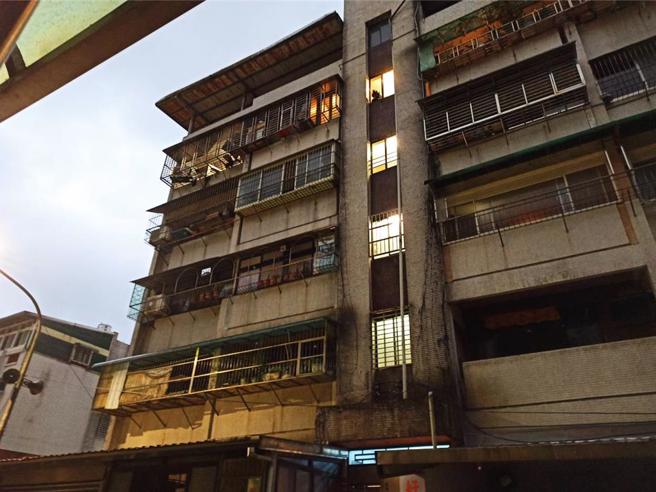 基隆市中山区復兴路10日早晨有男子情绪不稳扬言放火，最终消防队员成功破门压制，将男子强制送医。（基隆市消防局提供／徐佑升基隆传真）