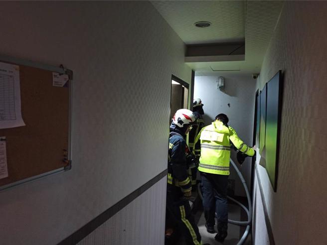 基隆市中山区復兴路10日早晨有男子情绪不稳扬言放火，最终消防队员成功破门压制，将男子强制送医。（基隆市消防局提供／徐佑升基隆传真）