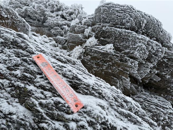 玉山国家公园管理处提醒，玉山主峰线步道因下雪湿滑，山友必须有雪地装备才能上山。（玉山国家公园提供／杨静茹南投传真）