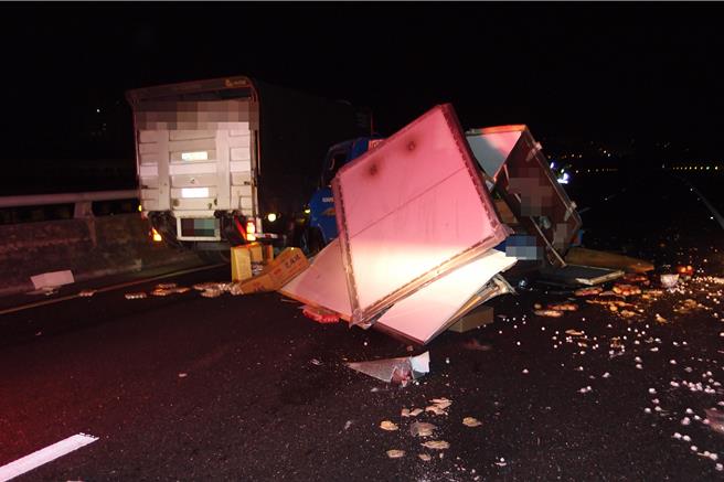 國道1號五楊高架道南向67.3公里幼獅路段，10日凌晨3時許，發生2輛小貨車交通事故， 幸2人輕傷意識清楚送楊梅天成醫院。（國道警方提供／廖姮玥桃園傳真）