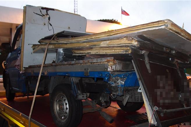 國道1號五楊高架道南向67.3公里幼獅路段，10日凌晨3時許，發生2輛小貨車交通事故， 幸2人輕傷意識清楚送楊梅天成醫院。（國道警方提供／廖姮玥桃園傳真）