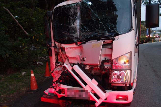 國道1號五楊高架道南向67.3公里幼獅路段，10日凌晨3時許，發生2輛小貨車交通事故， 幸2人輕傷意識清楚送楊梅天成醫院。（國道警方提供／廖姮玥桃園傳真）