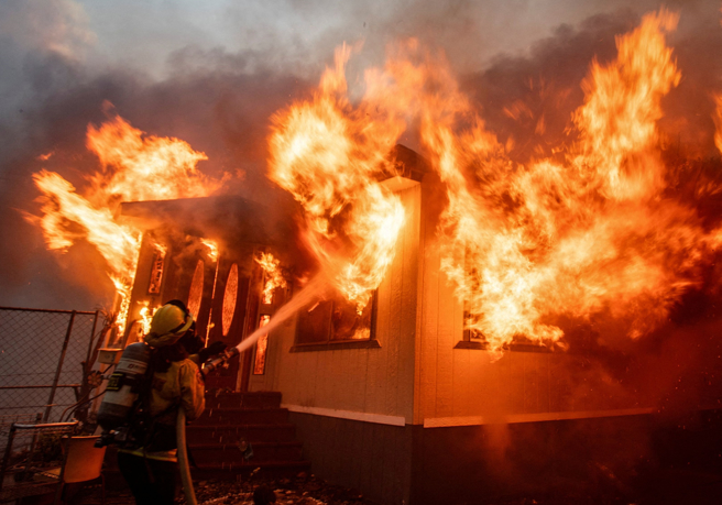 消防人员1月7日致力设法扑灭美国洛杉矶西侧延烧的断崖大火（Palisades Fire）。（路透）