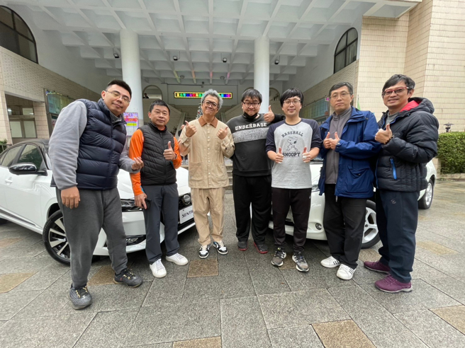 小施与汽车科老师合影。(照片/大安高工提供)
