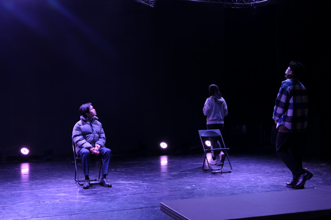 學生於成果會前專心認真的進行彩排，運用課程所學習到的內容，呈現出精彩絕倫的表演。(照片/吾限熊報社胡瑋婷攝)
