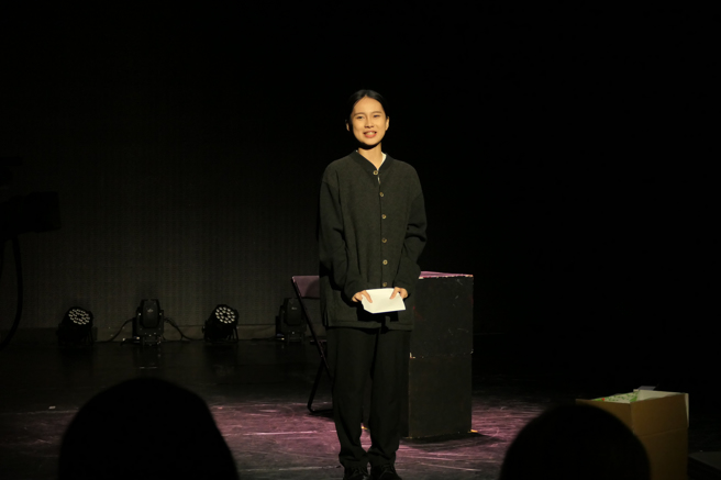 表演藝術系的顏湘孟在第五屆成果展中，以精湛演技和深刻的情緒表現，贏得評審青睞，勇奪冠軍。(照片/吾限熊報社胡瑋婷攝)
