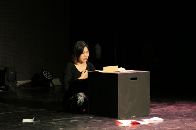 榮獲成果展第二名的表演藝術系大二生李尚蓁，專注於表演，沉浸角色，體會主角情緒，表達豐沛的情緒，感染在場師生。(照片/吾限熊報社胡瑋婷攝)
