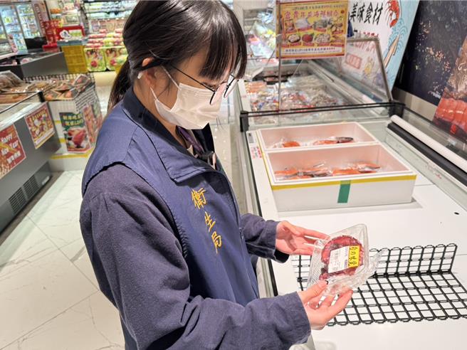 高雄有民眾表示，在百货公司购买生鲜食品「章鱼脚」，发现店家疑似有窜改有效期限，卫生局得知此消息，立刻派员前往稽查。（卫生局提供／纪爰高雄传真）