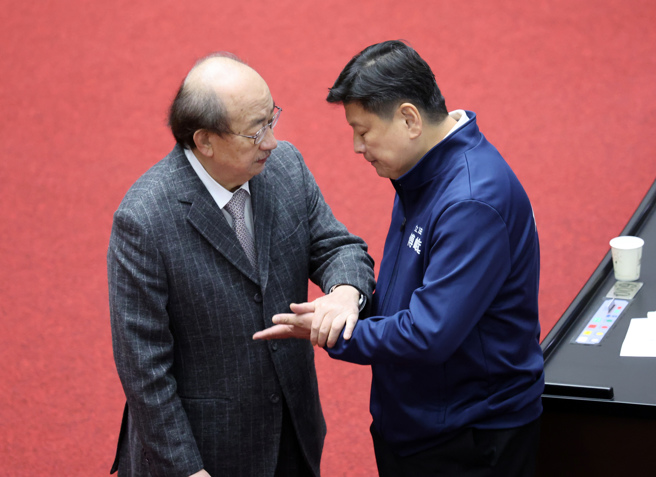 立法院10日处理行政院所提「宪法诉讼法」覆议案，民进党团总召柯建铭（左）在议场内找国民党团总召傅昆萁（右）沟通，双方各自表达立场。（姚志平摄）