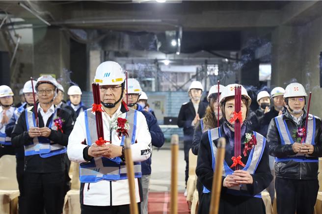 新北捷运局长李政安与投资人将捷建设团今共同祈福上梁，祈求景平站复合型捷开案工程顺利圆满。（新北捷运局提供）