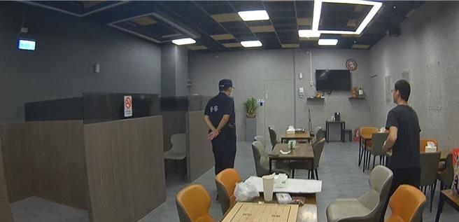 台中市大里区某小火锅店前身为棋牌社，业者近日在脸书社群po文抱怨开业来每个礼拜遭警方临检，雾峰警分局10日说明，8月实施临检查出业者仍提供麻将桌及相关器具招揽不特定人把玩，不定期安排临检，近日因年关将近8日前往。（民眾提供／潘虹恩台中传真）