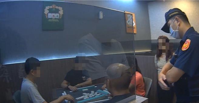 台中市大里区某小火锅店前身为棋牌社，业者近日在脸书社群po文抱怨开业来每个礼拜遭警方临检，雾峰警分局10日说明，8月实施临检查出业者仍提供麻将桌及相关器具招揽不特定人把玩，不定期安排临检，近日因年关将近8日前往。（民眾提供／潘虹恩台中传真）