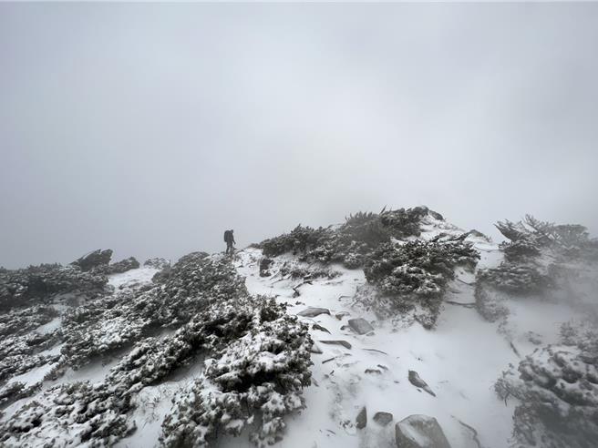 嘉明湖國家步道過9公里處山區降雪畫面。（林業及自然保育署台東分署提供／蔡旻妤台東傳真）