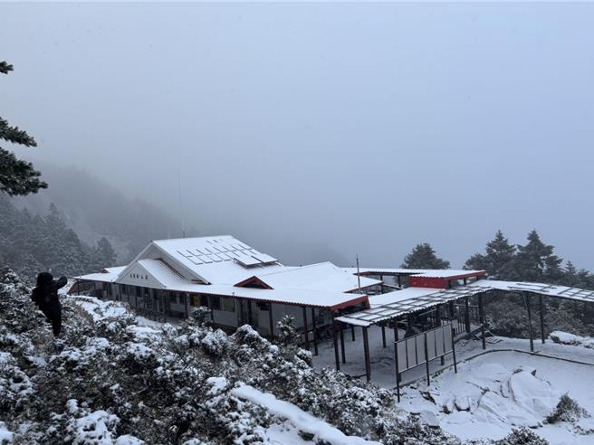 嘉明湖山屋下雪照片。（林業及自然保育署台東分署提供／蔡旻妤台東傳真）