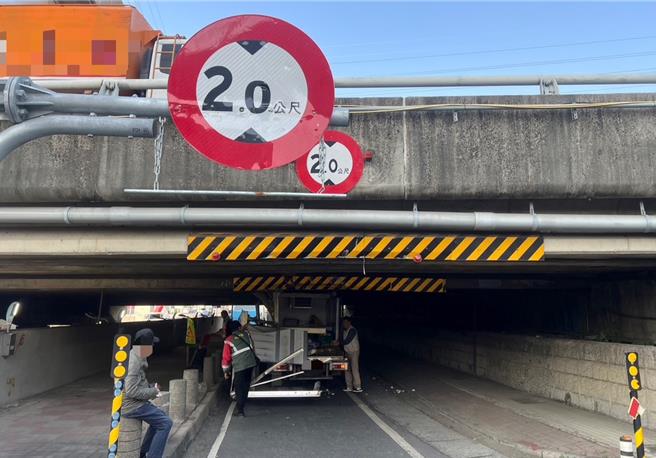 今（10）日上午9时，高雄仁武区水管路发生货车卡在涵洞事故，一辆货车因高度超过涵洞限高卡住，所幸未波及他车，驾驶仅轻伤且酒测值为0，警方初判驾驶未依标志指示，将依法开罚，详细原因仍调查中。（高雄市警方提供／林雅惠高雄传真）