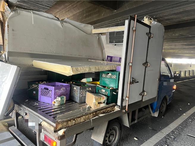 今（10）日上午9时，高雄仁武区水管路发生货车卡在涵洞事故，一辆货车因高度超过涵洞限高卡住，所幸未波及他车，驾驶仅轻伤且酒测值为0，警方初判驾驶未依标志指示，将依法开罚，详细原因仍调查中。（高雄市警方提供／林雅惠高雄传真）