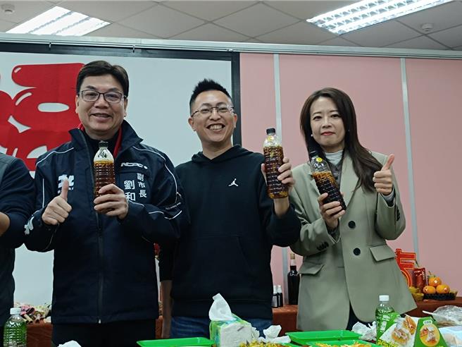 新北市议员王威元（中）10日与新北市副市长刘和然（左）、议员江怡臻（右）10日一同录制节目。（新北市议员王威元提供）