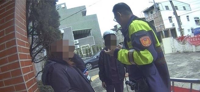 高雄市一名梁姓母亲日前惊恐地带着17岁儿子至湖内派出所求助，担心儿子因网路交友遭遇诈骗集团甚至被卖至国外「当猪仔」，警方在了解情况后，不仅安抚母子情绪，还透过耐心的分析与宣导，协助双方建立共识，有效化解危机。（警方提供／林雅惠高雄传真）