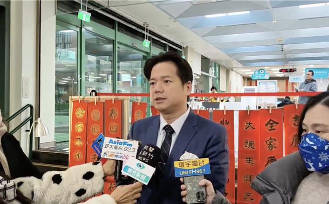 民眾黨籍的新竹市代理市長邱臣遠10日受訪時表態，將出席「111釘孤枝」大遊行活動，也強調會用行動來表達對司法正義的支持。（新竹市政府提供／王惠慧新竹傳真）