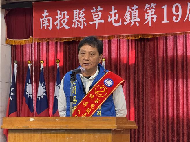 草屯镇长补选国民党候选人简赐胜，邀蔡铭轩一起辞议员，一起恢復平民身分，展现担任草屯镇长为民服务决心。（杨静茹摄）