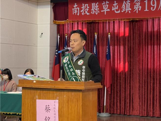 草屯镇长补选民进党候选人蔡铭轩认为议员并非权贵，不会跟着辞议员。（杨静茹摄）