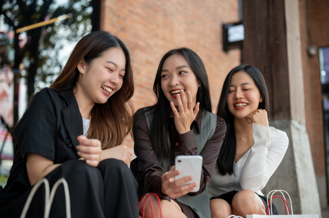 一名网友发现，台湾人聊天超爱讲「蛤」，认为多数人其实有听到，只是想争取思考时间。（图：shutterstock／达志）