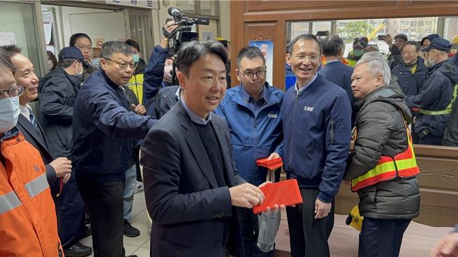 日前台铁七堵调车场发生列车出轨事故，交通部长陈世凯10日至调车场视察春节疏运情形，并发放红包慰劳台铁同仁。（徐佑升摄）