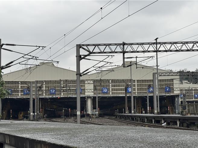 日前台铁七堵调车场发生列车出轨事故，交通部长陈世凯10日至调车场视察春节疏运情形。图为七堵调车场。（徐佑升摄）