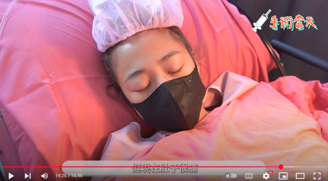 鬼鬼动完手术很虚弱，肚子又疼痛。（吴映洁YT）