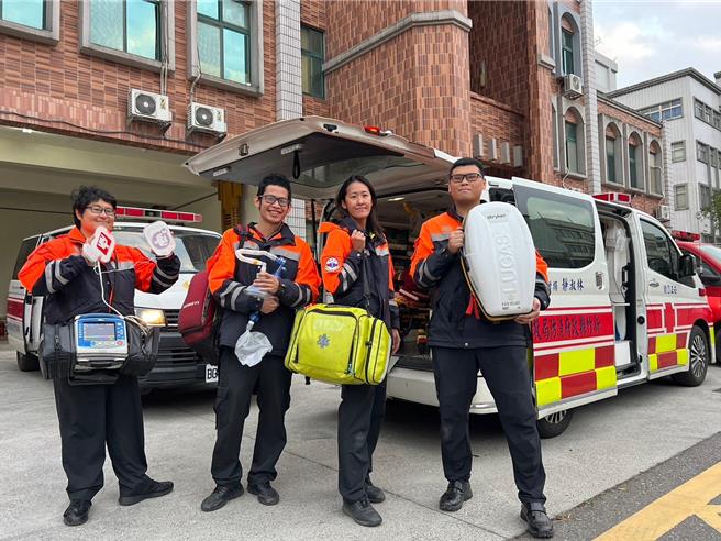 一名56岁男子睡梦中突喊一声便无呼吸，竹东消防获报后派遣詹乃霖（左起）、庄宗旺、顏妡羽、锺明哲前往救援。（竹县消防局提供／邱立雅竹县传真）