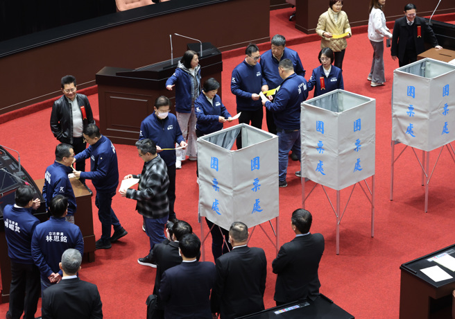 立法院10日处理行政院所提「宪法诉讼法」覆议案，并进行记名投票，立委们纷纷领票并投票。（姚志平摄）