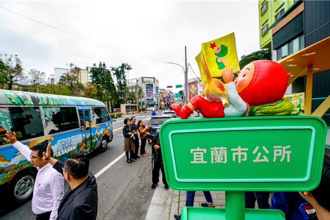 宜蘭市公所推出幾米觀光巴士因搭乘率低等因素，在今年1月1日終止營運，有幾米元素的站牌也將移除。（本報資料照片）
