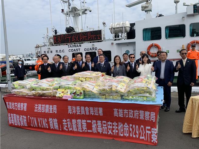 行政院长卓荣泰南下高雄，嘉勉台美合作缉获「金星轮」走私529.6公斤安毒有功人员。（郭良杰摄）