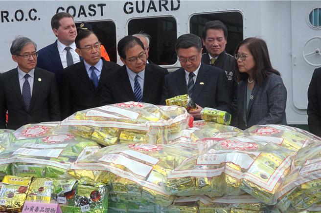 卓荣泰审视查获以茶叶袋包装的安非他命毒品。（郭良杰摄）