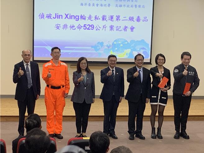 卓荣泰嘉勉缉毒有功人员，颁发加菜金。（郭良杰摄）