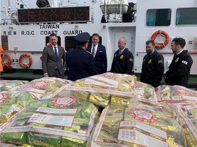 海巡人员向协助缉毒的美方人员致谢。（郭良杰摄）
