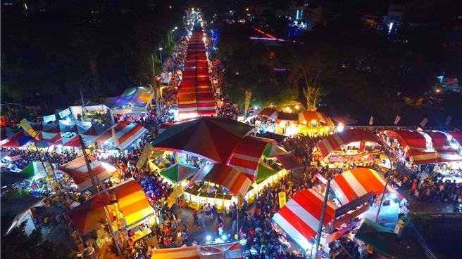 有「潮州不夜城」之称的屏东「潮州春节市集」，除夕夜到年初四共5天。（潮州镇公所提供／罗琦文屏东传真）