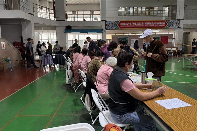 潮州春节市集一般区抽籤登记，民眾大排长龙。（潮州镇公所提供／罗琦文屏东传真）