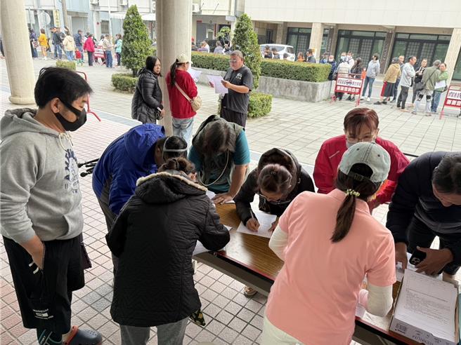 潮州春节市集一般区抽籤登记，民眾大排长龙。（潮州镇公所提供／罗琦文屏东传真）