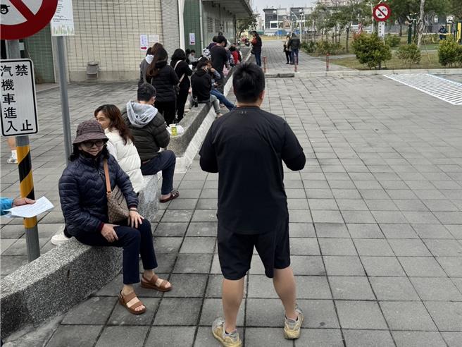 潮州春节市集一般区抽籤登记，民眾大排长龙。（潮州镇公所提供／罗琦文屏东传真）