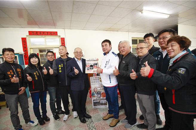 苗栗县政府社会处10日上午在公馆乡福基村举行「独居老人居家生活安全暨致赠年菜活动」，关怀全县1197位独居长辈。县长锺东锦感谢张志宇议员及古明育理事长牵线耀主科技与蔡博任先生，捐赠300台「e＋瓦斯炉火自动关」设备给县内独居长者。（吕丽甄摄）